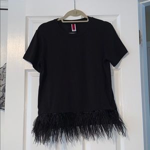 T-Shirt with removable feathered bottom